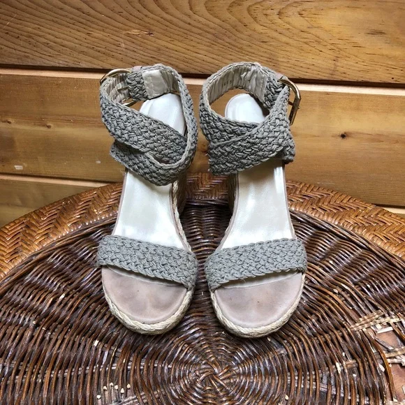 Stuart Weitzman Khaki Crochet Alex Ankle Halter Wrap Espadrille Wedge Sandal 8.5 - Picture 3 of 16
